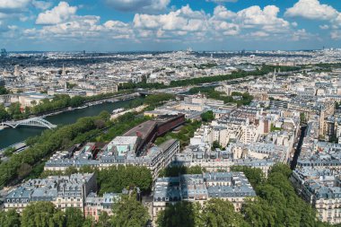 Eyfel Kulesi 'nden panoramik Paris ve Seine Nehri manzarası. Paris, Fransa. 