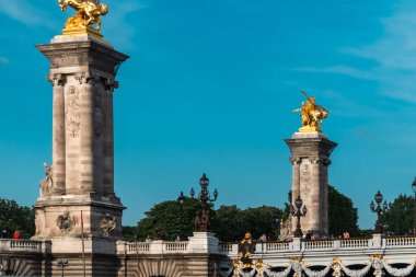 Paris, Fransa. 22 Nisan 2022: Güzel mavi gökyüzü ile ünlü III. Alexander Köprüsü.