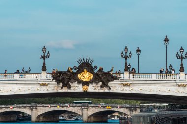 Paris, Fransa. 22 Nisan 2022: Güzel mavi gökyüzü ile ünlü III. Alexander Köprüsü.