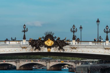 Paris, Fransa. 22 Nisan 2022: Güzel mavi gökyüzü ile ünlü III. Alexander Köprüsü.