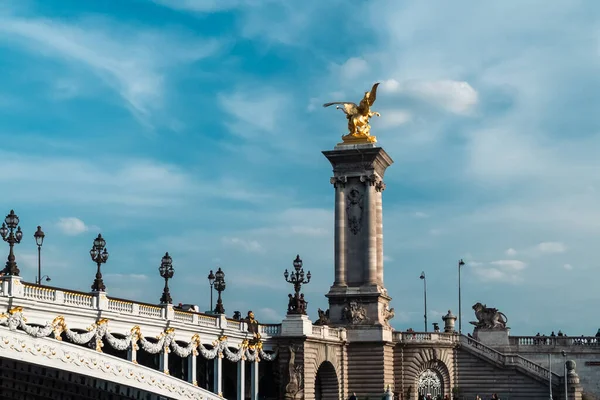 Paryż Francja Kwietnia 2022 Słynny Most Aleksandra Iii Pięknym Błękitnym — Zdjęcie stockowe