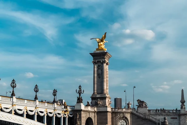 法国巴黎 2022年4月22日 著名的亚历山大三世桥 蓝天秀丽 — 图库照片