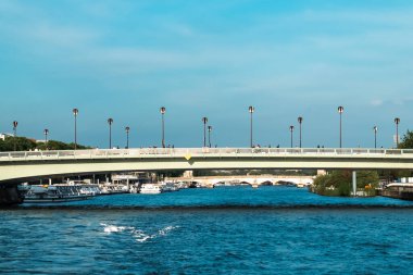 Paris, Fransa 'daki Seine nehri üzerindeki köprüler