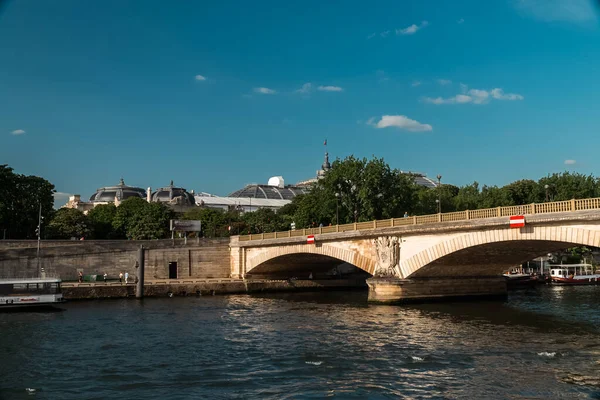 フランス パリのセーヌ川を渡る歴史的な橋 — ストック写真