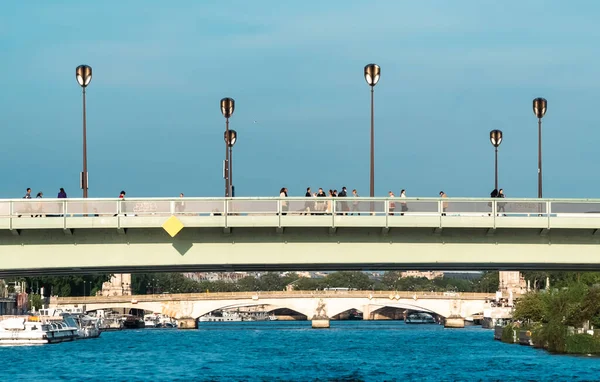 フランス パリのセーヌ川を渡る橋 — ストック写真