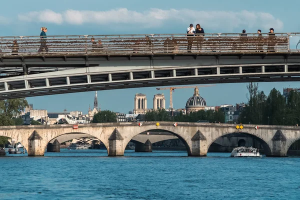 法国巴黎塞纳河上的桥梁 — 图库照片