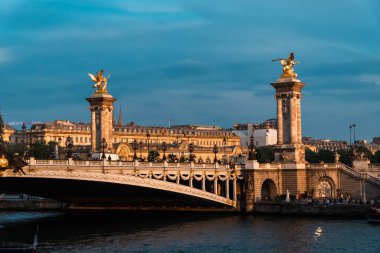 Paris, Fransa. 22 Nisan 2022: Güzel mavi gökyüzü ile ünlü III. Alexander Köprüsü.