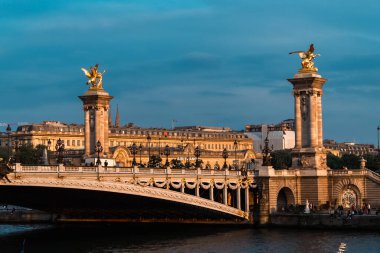 Paris, Fransa. 22 Nisan 2022: Güzel mavi gökyüzü ile ünlü III. Alexander Köprüsü.