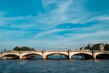 Paris, Fransa. 22 Nisan 2022: Concord köprüsü ve Seine nehrine bakan mavi gökyüzü.