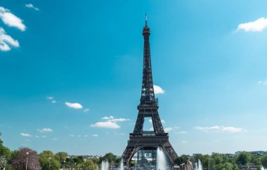 Paris, Fransa. 22 Nisan 2022: Eyfel Kulesi manzaralı manzara ve güzel mavi yaz gökyüzü.