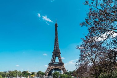 Paris, Fransa. 22 Nisan 2022: Eyfel Kulesi manzaralı manzara ve güzel mavi yaz gökyüzü.