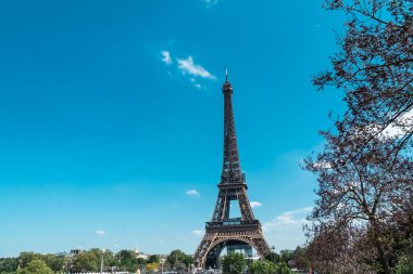 Paris, Fransa. 22 Nisan 2022: Eyfel Kulesi manzaralı manzara ve güzel mavi yaz gökyüzü.