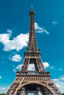 Paris, Fransa. 22 Nisan 2022: Eyfel Kulesi manzaralı manzara ve güzel mavi yaz gökyüzü.