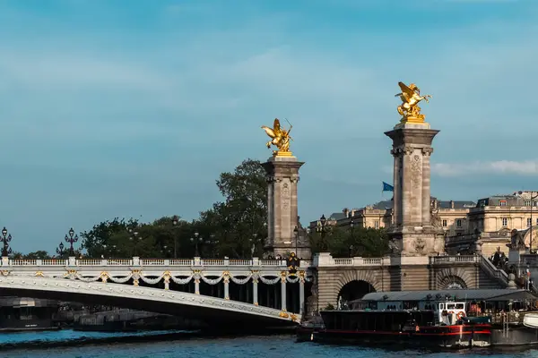 Paryż Francja Kwietnia 2022 Słynny Most Aleksandra Iii Pięknym Błękitnym — Zdjęcie stockowe