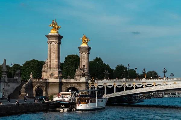 フランス 2222年4月22日 美しい青空を持つ有名なアレクサンダー3世橋 — ストック写真