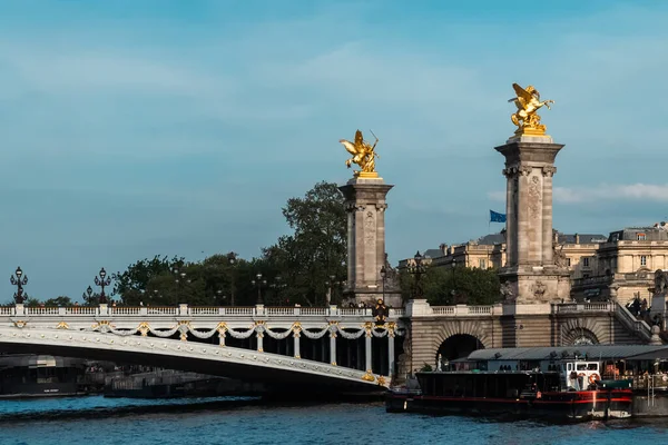 Париж Франція Квітня 2022 Відомий Міст Олександра Iii Красивим Блакитним — стокове фото