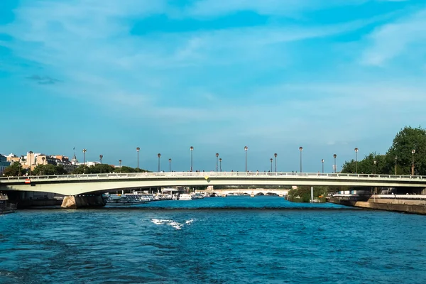 París Francia Abril 2022 Puente Alma Encuentra París Cruza Río —  Fotos de Stock