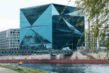Berlin, Almanya: 20 Nisan 2022: 3XN CUBE BERLIN ve Spree Nehri Müzesi manzarası.