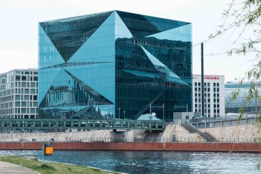 Berlin, Almanya: 20 Nisan 2022: 3XN CUBE BERLIN ve Spree Nehri Müzesi manzarası.