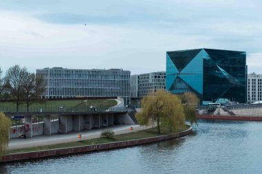 Berlin, Almanya: 20 Nisan 2022: 3XN CUBE BERLIN ve Spree Nehri Müzesi manzarası.