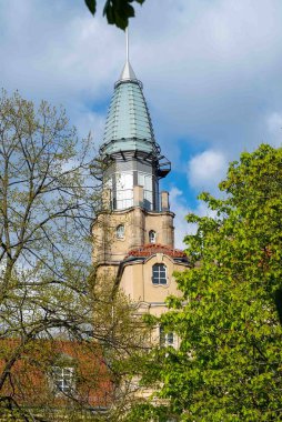 Berlin, Almanya: 20 Nisan 2022: Mavi gökyüzüne sahip Berlin mimarisi ve metrosu