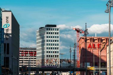 Berlin, Almanya: 20 Nisan 2022: Mavi gökyüzüne sahip Berlin mimarisi ve metrosu