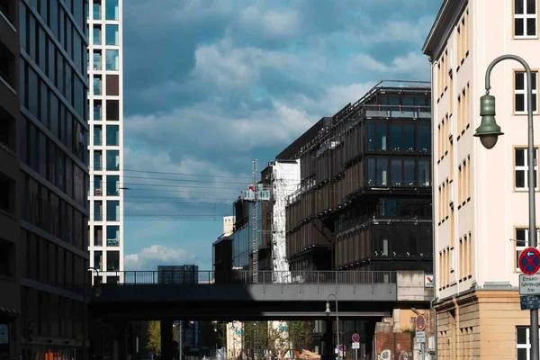 Berlin Deutschland April 2022 Berliner Architektur Und Bahn Mit Blauem — Stockfoto
