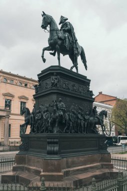 Berlin, Almanya: 21 Nisan 2022: Prusya Kralı II. Frederick 'i temsil eden heykel, Brandenburg Kapısı' nın karşısındaki prestijli caddenin sonunda duruyor..