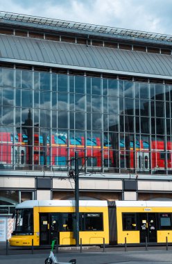Berlin, Almanya: 19 Nisan 2022: Alexanderplatz taşıma istasyonu.