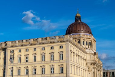 Berlin, Almanya: 19 Nisan 2022: Humboldt Forum etnografik müzesi cephesi ve mavi gökyüzü.