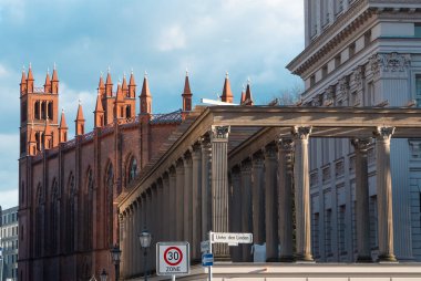 Berlin, Almanya: 19 Nisan 2022: Mavi gökyüzü ile Friedrichswerder Kilisesi.