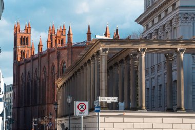 Berlin, Almanya: 19 Nisan 2022: Mavi gökyüzü ile Friedrichswerder Kilisesi.