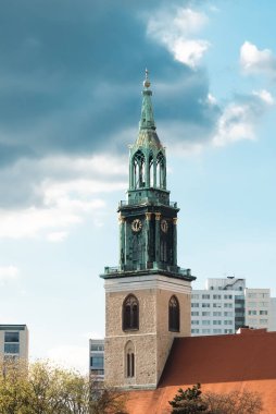Berlin, Almanya: 19 Nisan 2022: Almanya 'nın başkenti Berlin' deki Saint Mary Kilisesi (Almanca, Marienkirche) Alman başkentinin en eski kilisesidir..