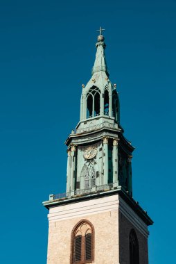 Berlin, Almanya: 19 Nisan 2022: Almanya 'nın başkenti Berlin' deki Saint Mary Kilisesi (Almanca, Marienkirche) Alman başkentinin en eski kilisesidir..