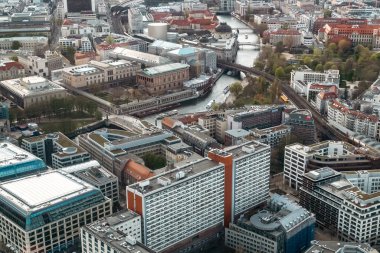Berlin, Almanya: 19 Nisan 2022: Müze adası ve TV kulesinden panoramik manzara.