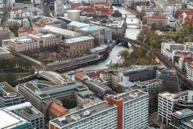 Berlin, Almanya: 19 Nisan 2022: Müze adası ve TV kulesinden panoramik manzara.