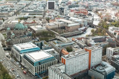 Berlin, Almanya: 19 Nisan 2022: Müze adası ve TV kulesinden panoramik manzara.