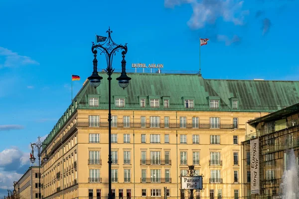 Berlín Alemania Abril 2022 Hotel Adlon Con Arquitectura Cielo Azul — Foto de Stock
