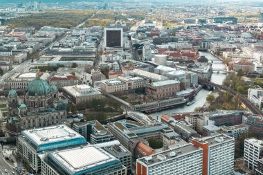 Berlin, Almanya: 19 Nisan 2022: Müze adası ve TV kulesinden panoramik manzara.