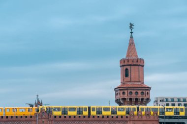 Berlin, Almanya: 21 Nisan 2022: Oberbaum köprüsü.