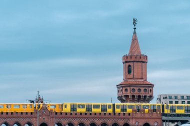 Berlin, Almanya: 21 Nisan 2022: Oberbaum köprüsü.