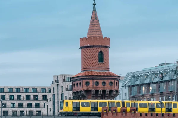 Berlín Alemania Abril 2022 Oberbaum Bridge Spree River Sky — Foto de Stock