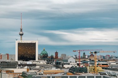 Berlin, Almanya: 20 Nisan 2022: Katedral ve berliner kubbeye bakan panoramik televizyon kulesi.