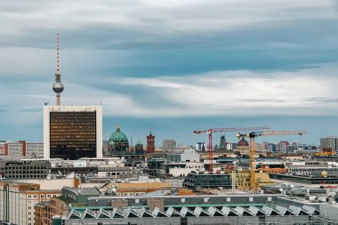 Berlin, Almanya: 20 Nisan 2022: Katedral ve berliner kubbeye bakan panoramik televizyon kulesi.