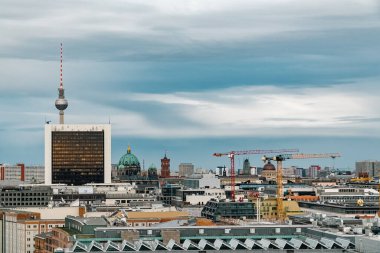 Berlin, Almanya: 20 Nisan 2022: Katedral ve berliner kubbeye bakan panoramik televizyon kulesi.