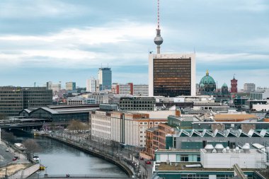 Berlin, Almanya: 20 Nisan 2022: Katedral ve berliner kubbeye bakan panoramik televizyon kulesi.