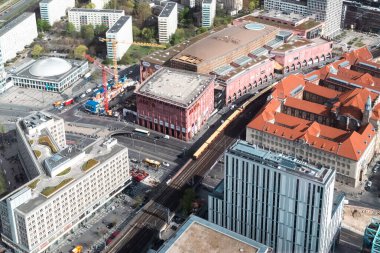 Berlin, Almanya: 19 Nisan 2022: Berlin 'in panoramik manzarası Televizyon Kulesi' nden.