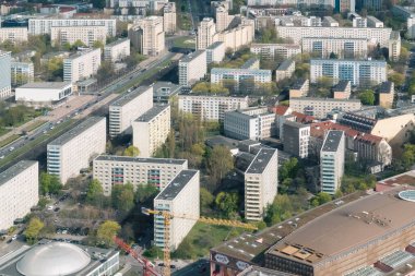 Berlin, Almanya: 19 Nisan 2022: Berlin 'in panoramik manzarası Televizyon Kulesi' nden.
