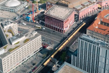 Berlin, Almanya: 19 Nisan 2022: Berlin 'in panoramik manzarası Televizyon Kulesi' nden.