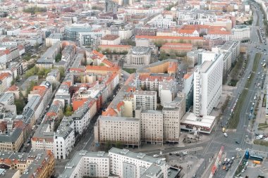 Berlin, Almanya: 19 Nisan 2022: Berlin 'in panoramik manzarası Televizyon Kulesi' nden.